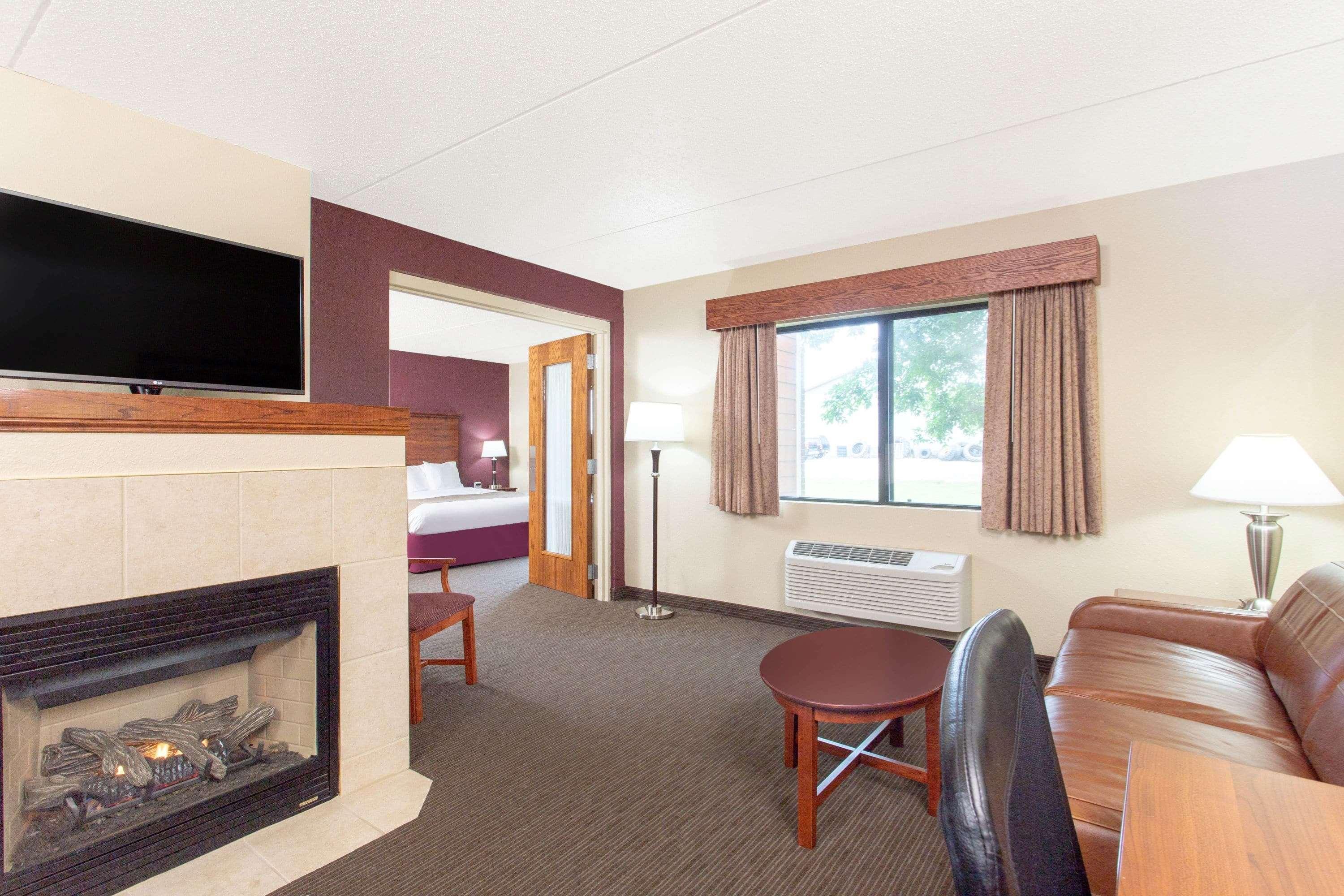Americinn By Wyndham New London Exterior photo