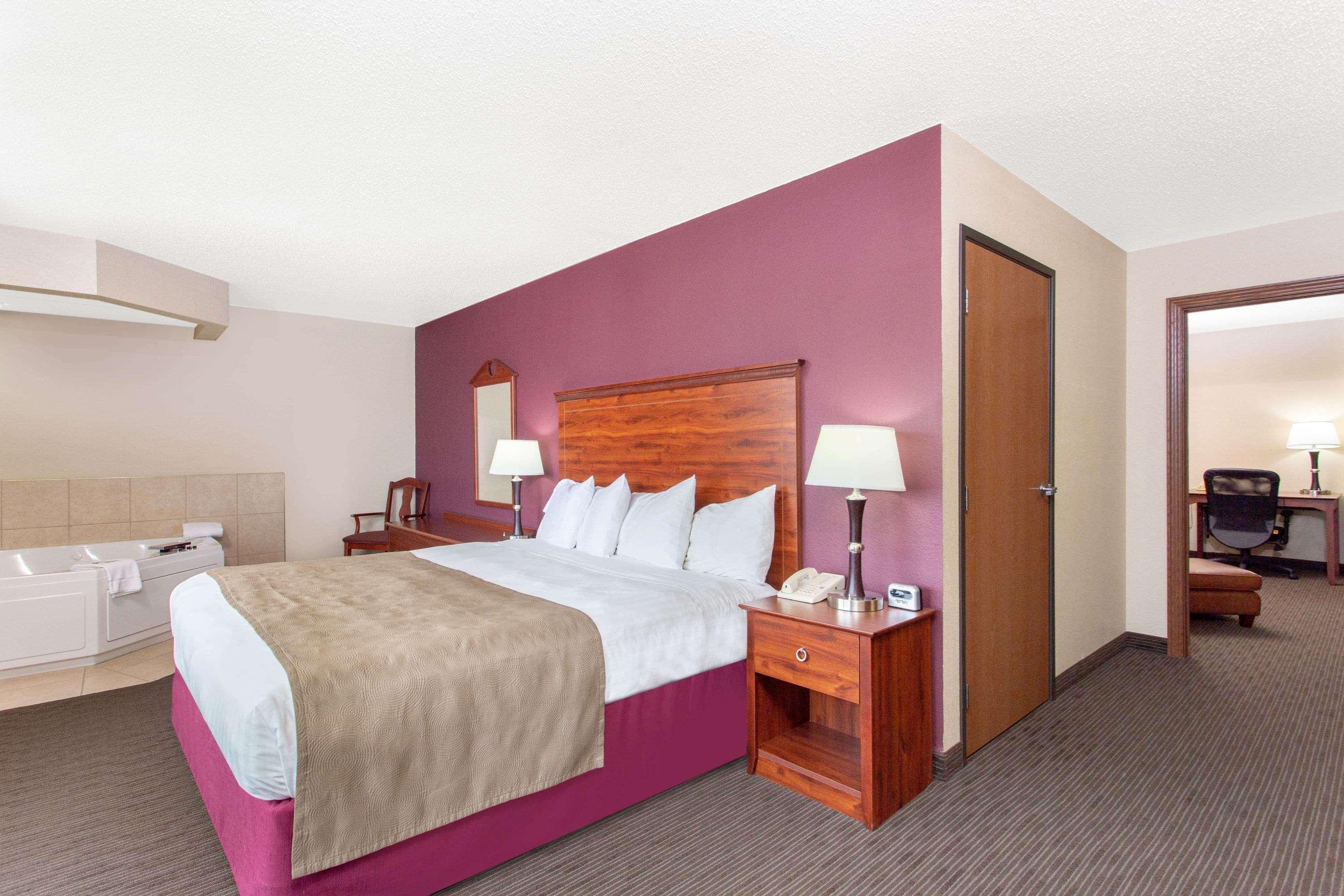 Americinn By Wyndham New London Exterior photo