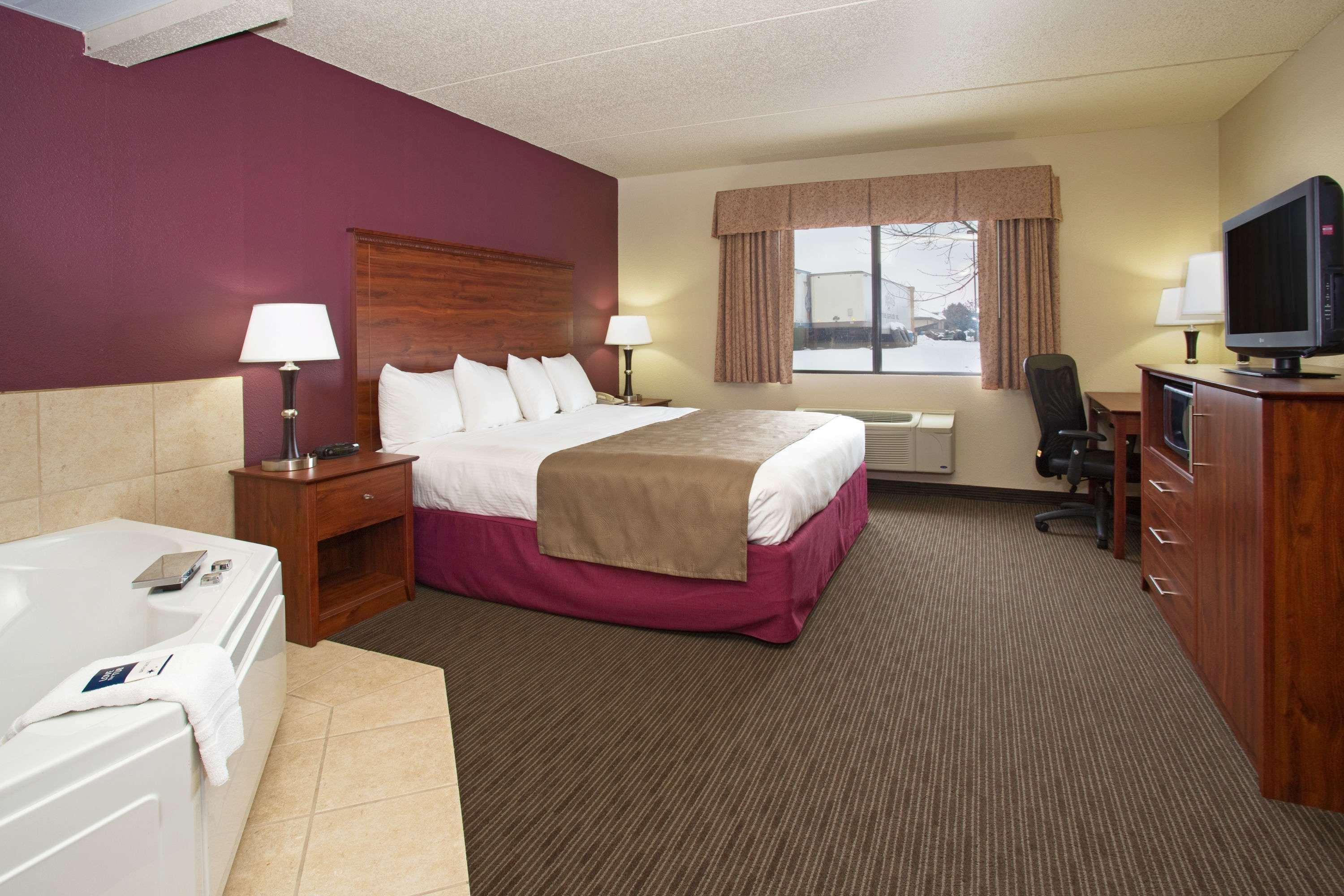 Americinn By Wyndham New London Exterior photo