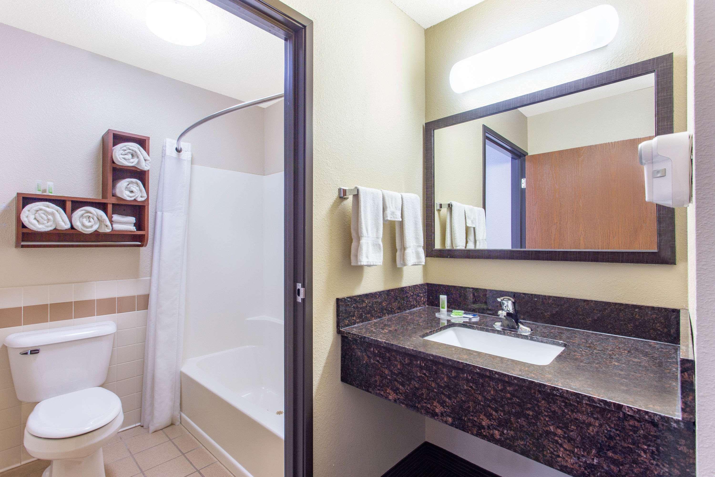 Americinn By Wyndham New London Exterior photo